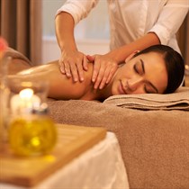 Siltā masāža ar masāžas sveci