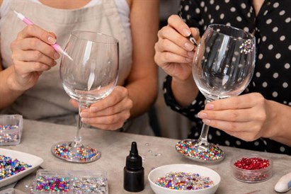 Glāžu dekorēšana ar draudzenēm – meistarklase vecmeitu ballītei Rīgā