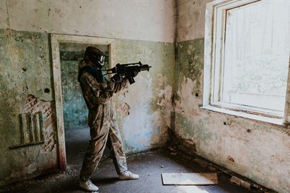 Aizraujoša peintbola spēle no „GUNS n LASERS”