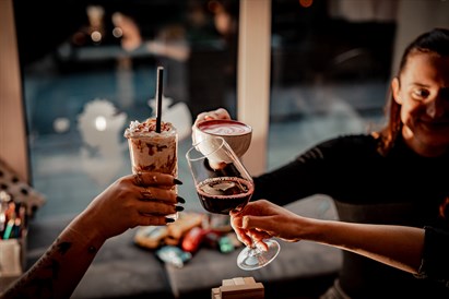 Lattes randiņš diviem kafejnīcā “Ezīša Kofīšops”