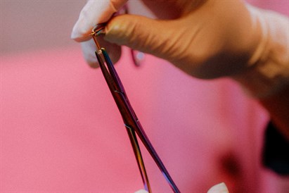 Ķermeņa pīrsings ar izvēlēto rotu salonā “AUCH”