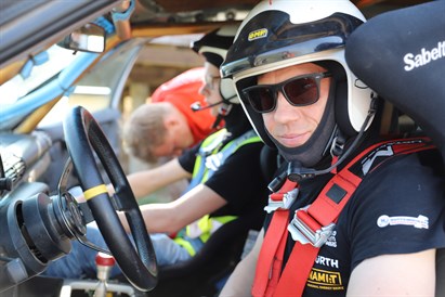 Sporta BMW vadīšana grants seguma trasē