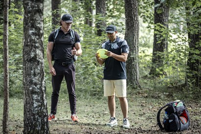 Disku golfs ar draugiem – jautra aktīvā atpūta dabā