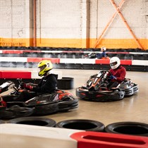 Dinamisks brauciens lielākajā kartinga hallē Latvijā “Kartings.lv” diviem