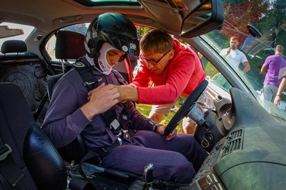 Sporta BMW vadīšana grants seguma trasē