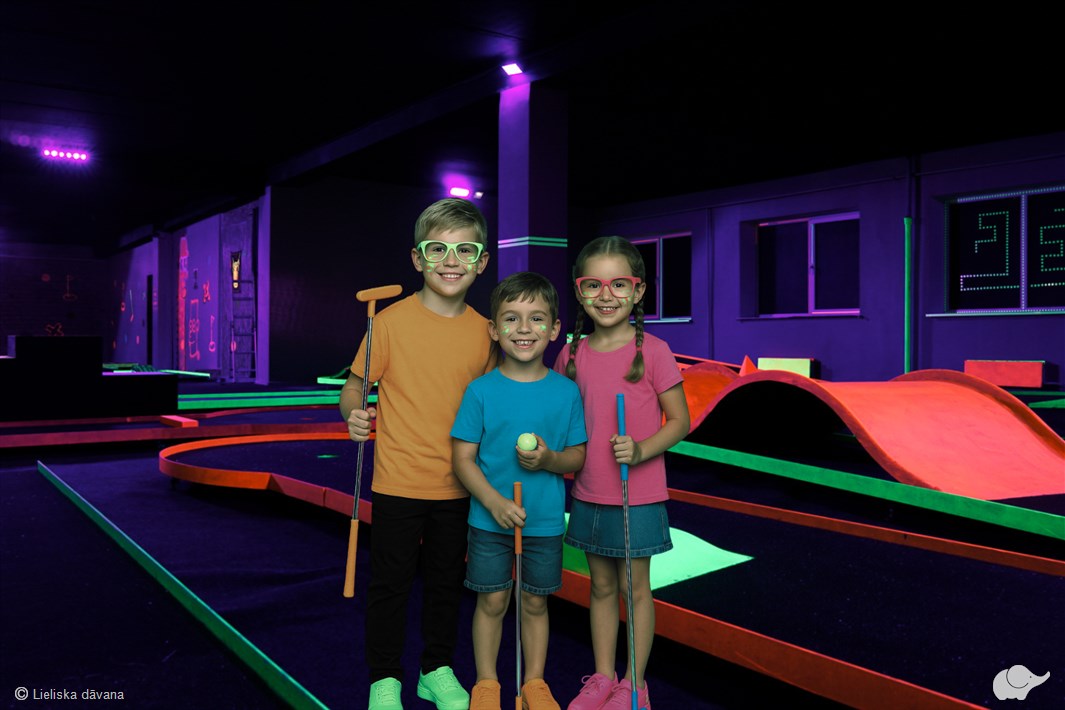 Minigolfa spēle tumsā – spilgts piedzīvojums bērniem “Play4score”