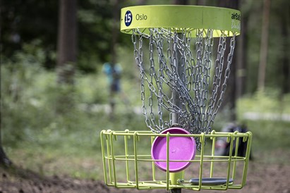Disku golfa spēle “airBaltic Disc Golf Park” Mežaparkā