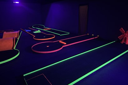 Minigolfa spēle tumsā – spilgts piedzīvojums bērniem “Play4score”