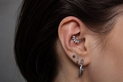 Ausu pīrsings ar adatu “VeAn Tattoo” studijā