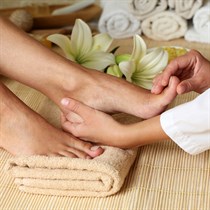 Reflektorā pēdu masāža ar dzintara pīlingu