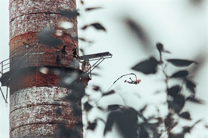 “Ropejumping” solo lēciens no Slokas papīrfabrikas torņa