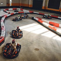 Vecpuišu "Grand Prix" piedzīvojums hallē "Kartings.lv"