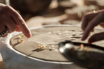 Kāzu dienas rituāls jaunajam pārim “Laima Ceramics” studijā