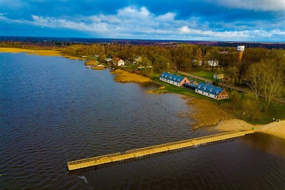 Romantiska atpūta ezera krastā