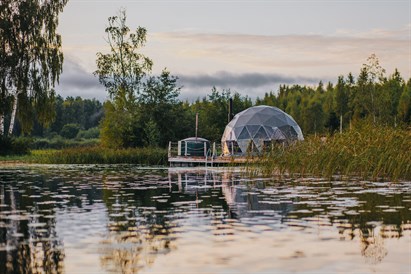Glempinga atpūta pārim – absolūts miers romantiskajā ezera kupolā 