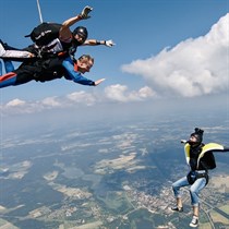 Tandēma lēciens ar izpletni no 4000 metru augstuma Limbažos + foto/video