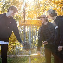 Disku golfs ģimenei – brīvdabas atpūta Mežaparkā vai Zaķusalā