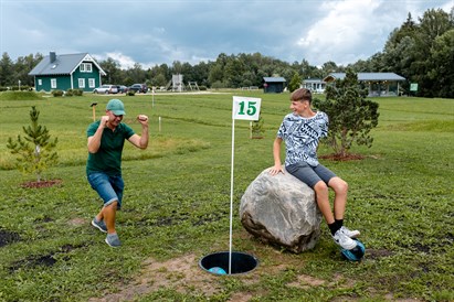 Futbolgolfa spēle Siguldas futbolgolfa parkā ģimenei