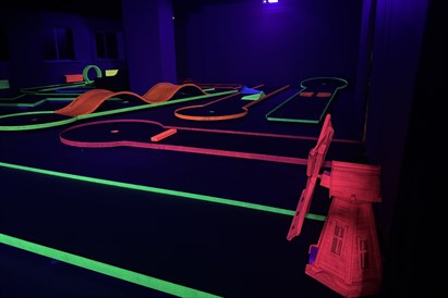 “Play4score” neona minigolfs draugu kompānijai Rīgā