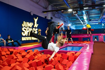 Pilnas dienas izklaide “Jump Space” batutu parkā
