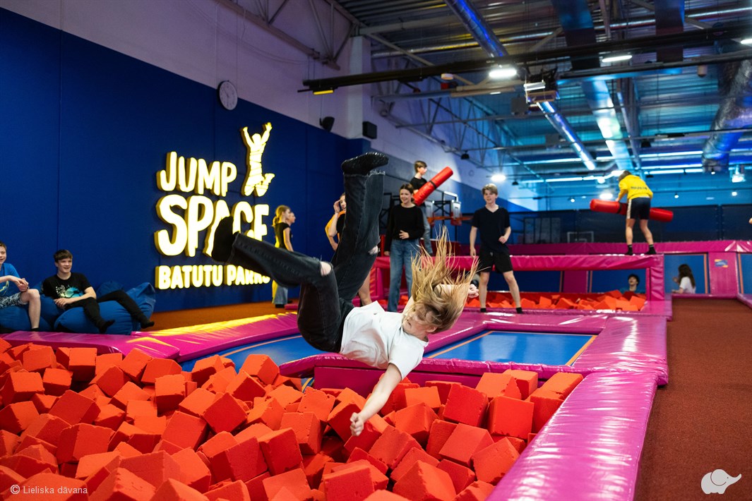 Pilnas dienas izklaide “Jump Space” batutu parkā
