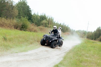 Brauciens ar divvietīgo kvadriciklu meža takās