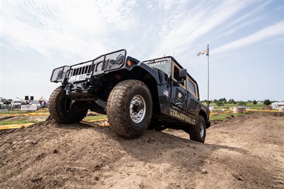 Bezceļu brauciens ar agresīvo HUMMER H1
