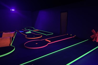 “Play4score” neona minigolfs draugu kompānijai Rīgā