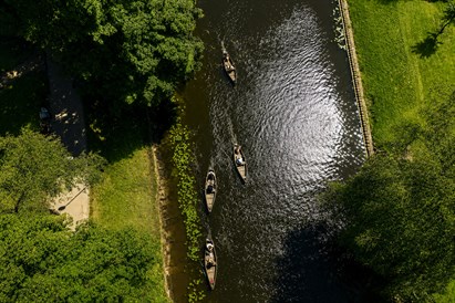 Airu laivas vai katamarāna noma 2 personām Vecrīgas sirdī