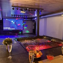 Baseins un ekskluzīva kino nakts 4 personām “Skyhouse SPA Cinema”