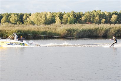 Kabeļveikbords Jūrmalā kopā ar draugiem