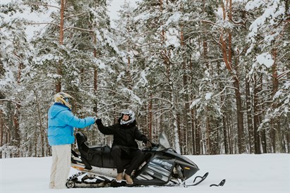 Ziemas burvība uz sniega motocikla