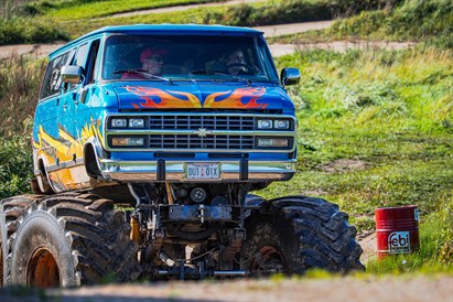 Brauciens ar unikālo MONSTER BUS Lietuvā