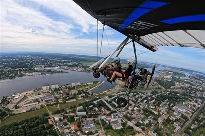 Piedzīvojums Rīgas debesīs: lidojums ar deltaplānu instruktora vadībā