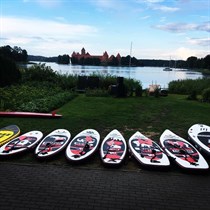 Draugu piedzīvojums uz lielā SUP dēļa Jūrmalā