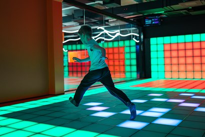 Izklaide “Catch Pixel” interaktīvo spēļu parkā 