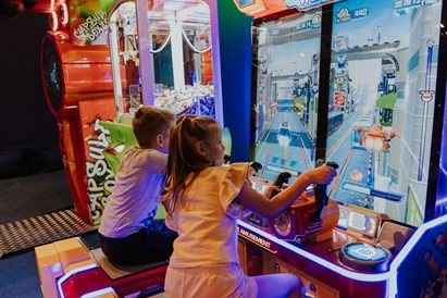 Pilnas dienas izklaide “Jump Space” batutu parkā