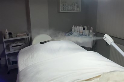 Mikroadatu terapija sejas, kakla un dekoltē ādas atjaunošanai 