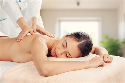 Siltā masāža ar masāžas sveci