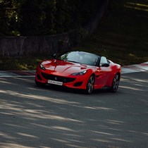 FERRARI: es - autovadītājs UN es - stūrmanis
