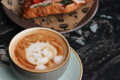 Lattes randiņš diviem kafejnīcā “Ezīša Kofīšops”