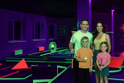 Ģimenes izklaide “Play4score” Rīgā – neona minigolfs tumsā