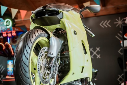 Īstu superbaiku „ratā raušana” „Rīgas Moto Hallē”