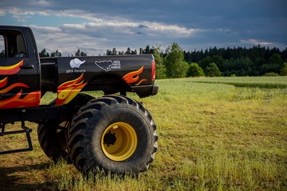 Kļūsti par "Monster truck" stūrmani trasē