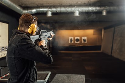 Šaušana ar 3 kaujas ieročiem diviem