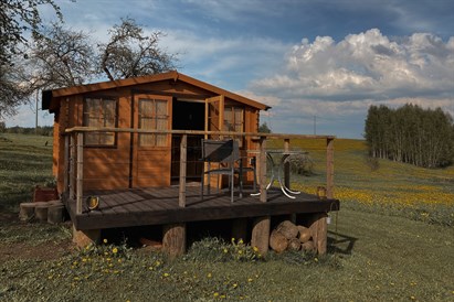 Pastaiga pa sajūtu taku un nakšņošana mazajā mājiņā “Starp debesīm un zemi”