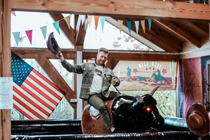 Izmēģini mehānisko RODEO bulli "Rīgas Moto Hallē”