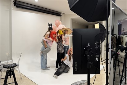 Meiteņu ballīte ar jautru fotosesiju “SelfieLab” studijā Rīgā