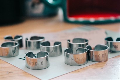 Rotas ar gravējumu – tērauda gredzenu izgatavošanas darbnīca 