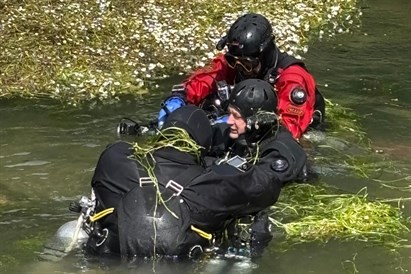 Satiecies ar saviem kolēģiem zem ūdens